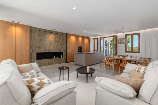 Elegante salón con chimenea