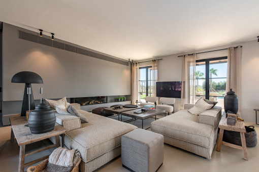 Elegante salón con chimenea
