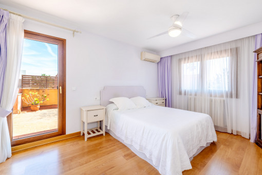 Dormitorio con terraza