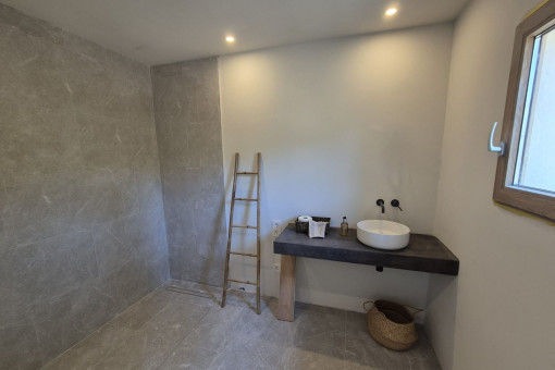 Bathroom first floor