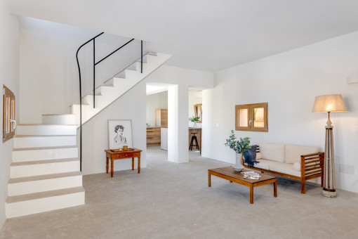 Sala de estar diafana con la cocina al fondo