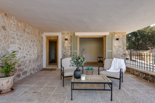 El porche de la entrada