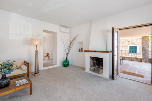 Sala de estar con la chimenea 