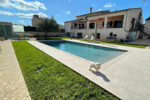 Jardín y piscina