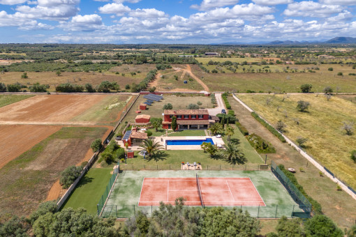 Finca tranquila con pista de tenis y vistas lejanas cerca de Campos