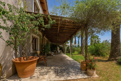 Acceso a la casa principal desde el porche