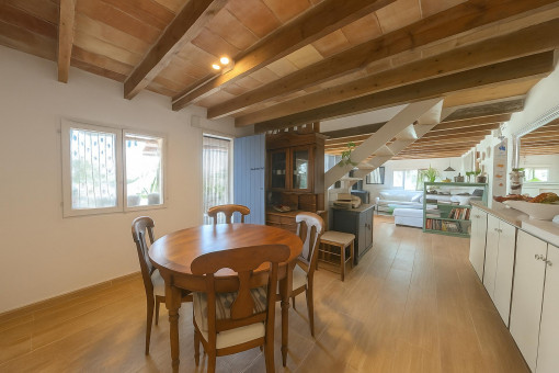 Comedor interior con luz natural