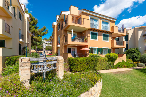 Jardín comunitario cuidado con encanto mediterráneo