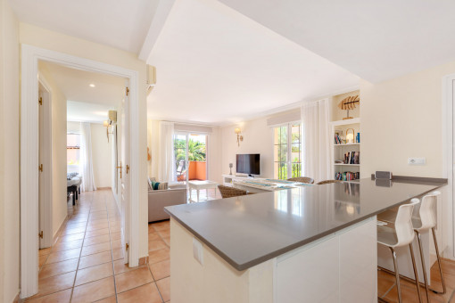 Cocina abierta y moderna