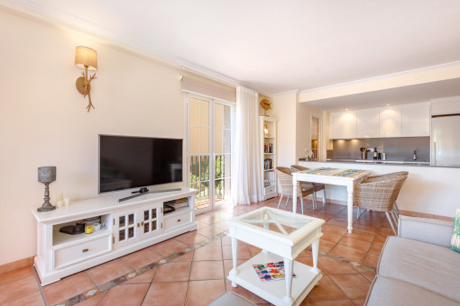 Salón-comedor con encanto mallorquín