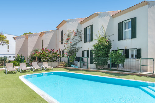 Piscina comunitaria con hamacas