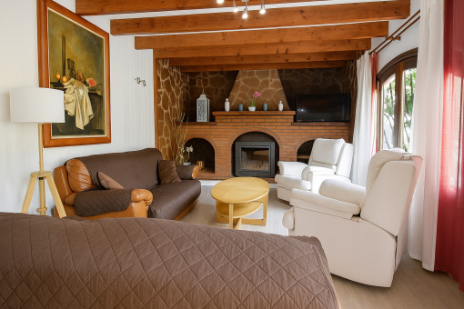 Acogedor salón con chimenea