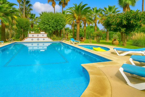 Piscina y terrazas para tomar el sol