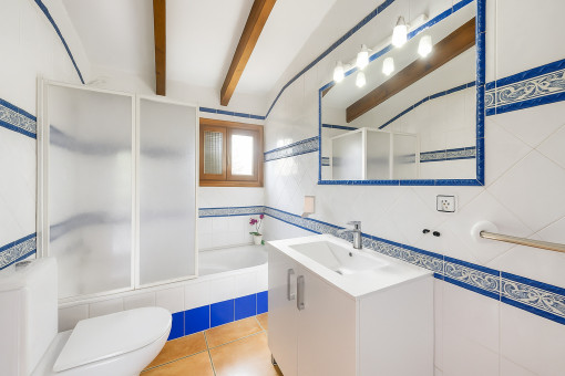 Baño con ducha en la planta superior