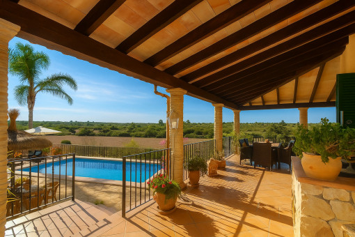 Vista completa de la terraza y la piscina