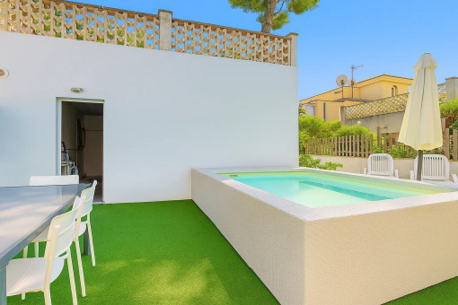 Piscina en la parte trasera de la propiedad