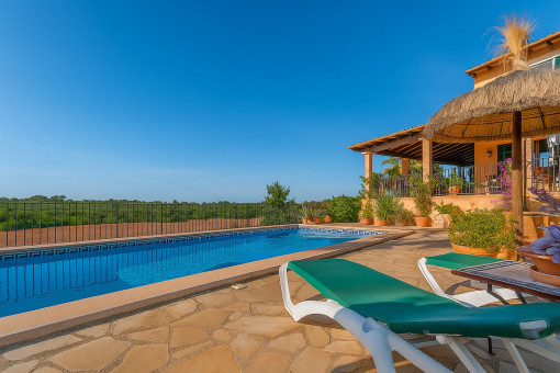 Terraza soleada con vistas al paisaje