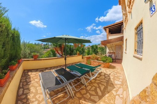 Terraza soleada con amplia vista panorámica