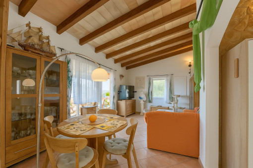 Vista desde la cocina al comedor y sala de estar