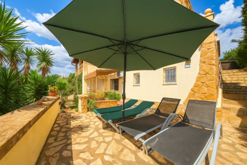 Terraza y entrada del apartamento en planta baja