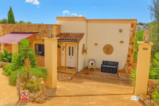 Fachada trasera con entrada principal