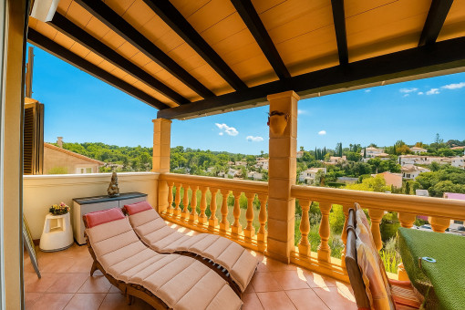 Terraza cubierta con comedor en la planta superior
