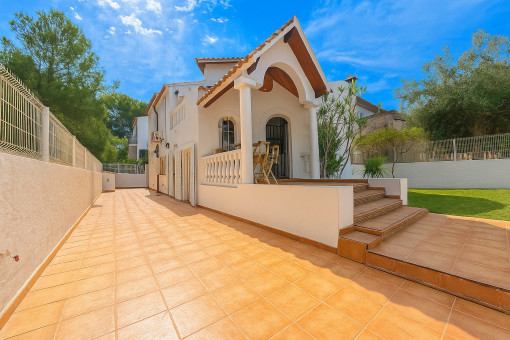 Vista de la entrada y acceso principal