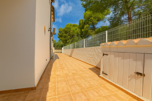 Vista de la entrada para coches