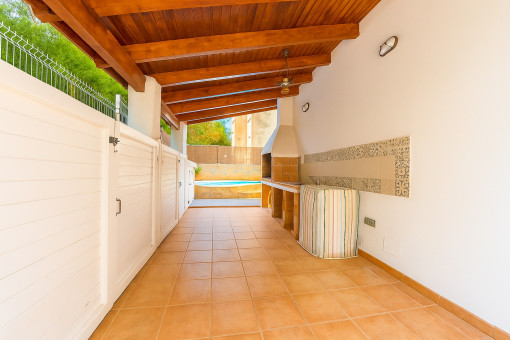 Zona de barbacoa en el jardín