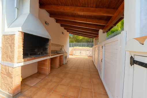 Zona de barbacoa cubierta con almacenaje