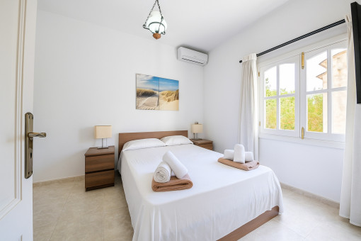 Uno de los dos dormitorios en la planta superior.