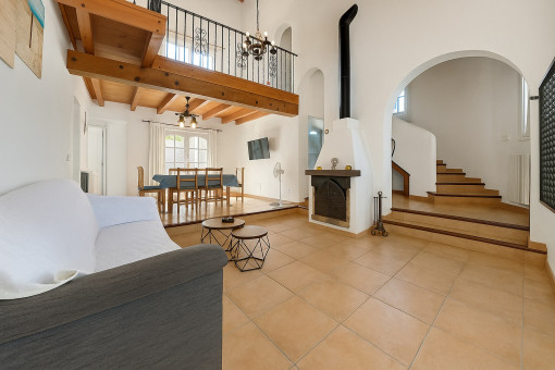 Salón con chimenea acogedora