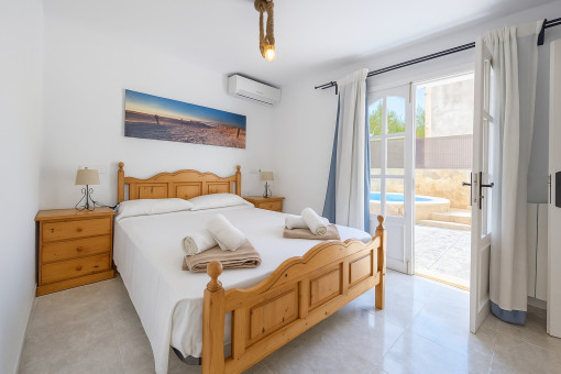 Dormitorio principal con acceso a la piscina