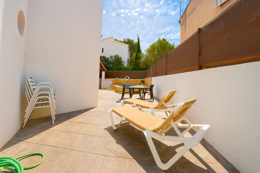 Zonas de solárium junto a la piscina