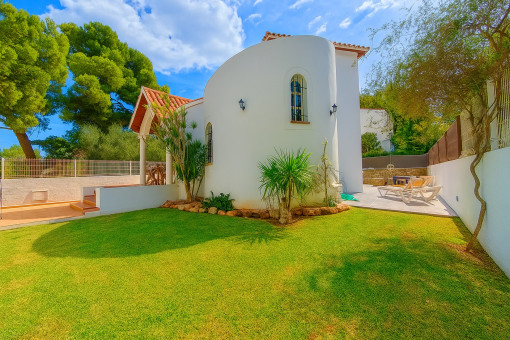 Vista del jardín hacia la casa
