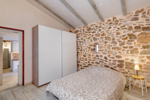 Dormitorio amplio de piedra natural