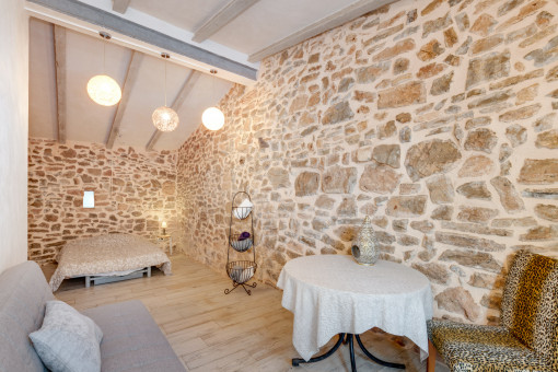 Dormitorio amplio de piedra natural