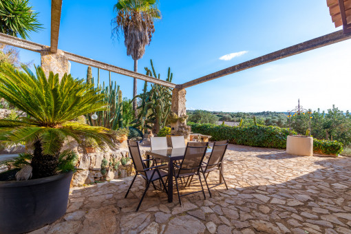 Finca rústica cerca de Manacor con terrazas perimetrales y sol durante todo el día
