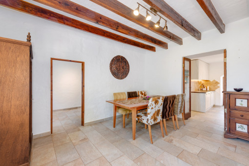Comedor con vigas de madera vistas