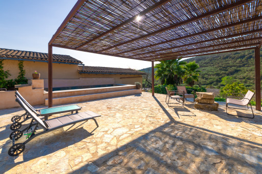 Terraza con pérgola en el jardín mediterráneo de la finca
