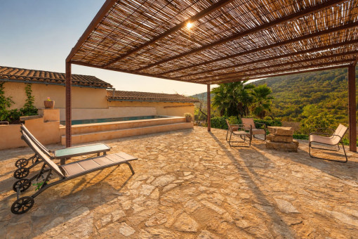 Terraza con pérgola vistas a la piscina y paisaje mediterráneo