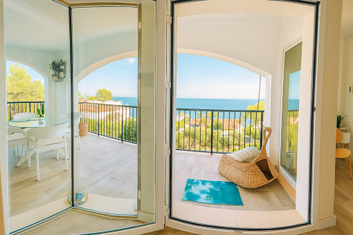 Accès depuis le salon à la terrasse avec vue sur la mer