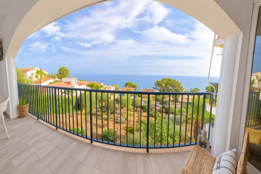 La terrasse couverte avec vue sur la mer