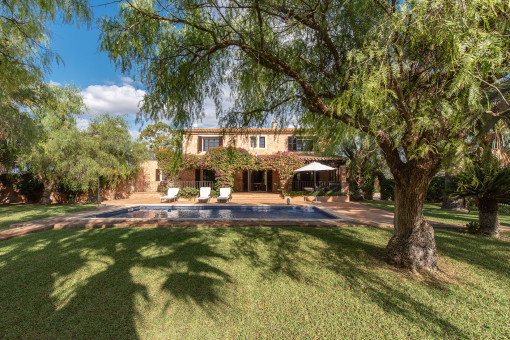 Finca con jardín maduro