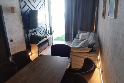 Sala de estar con balcón