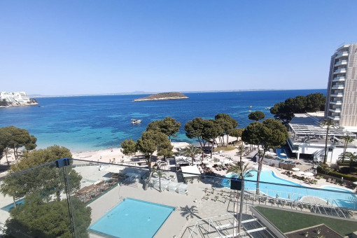 Balcón con vistas al mar y a la piscina comunitaria
