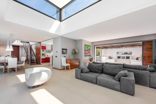 Sala de estar con cocina abierta