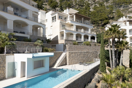 Complejo comunitario con amplias piscinas y vistas panorámicas al mar