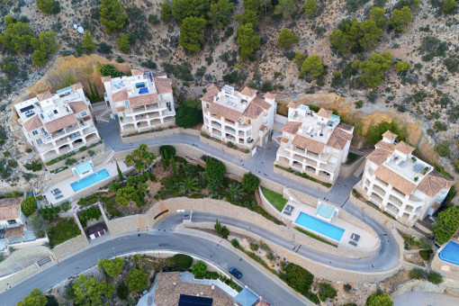 Complejo comunitario con amplias piscinas y vistas panorámicas al mar