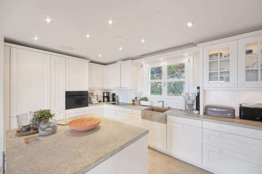 Isla de cocina elegante en cocina abierta y luminosa